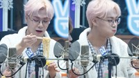 Jin Ramen Mild terkenal dengan rasanya yang tak terlalu pedas, gurih, dan ringan. Mie ini bikin Moon Bin dari Astro tertarik mencoba.