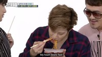 Resep mie instan ala Mark Tuan GOT7 pernah viral lantaran ia memiliki ide untuk menggabungkannya dengan tteokbokki dan keju. Rasa pedas gurihnya bikin nambah! Foto: Weekly Idol