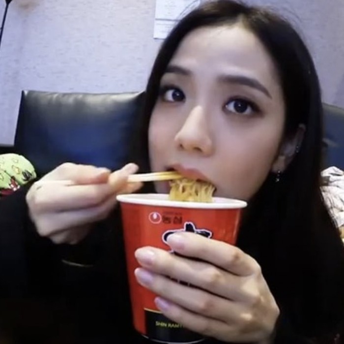 10 Momen Artis Korea Cicip Mie Instan Favorit, Ini Pilihannya! 10 Momen Artis Korea Cicip Mie Instan Favorit, Ini Pilihannya!