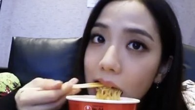 10 Momen Artis Korea Cicip Mie Instan Favorit, Ini Pilihannya!