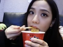 10 Momen Artis Korea Cicip Mie Instan Favorit, Ini Pilihannya!
