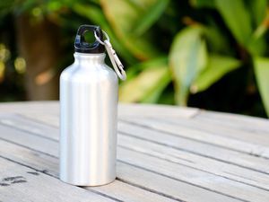 Botol Minum Sebaiknya Dicuci Berapa Hari Sekali? Ini Kata Pakar