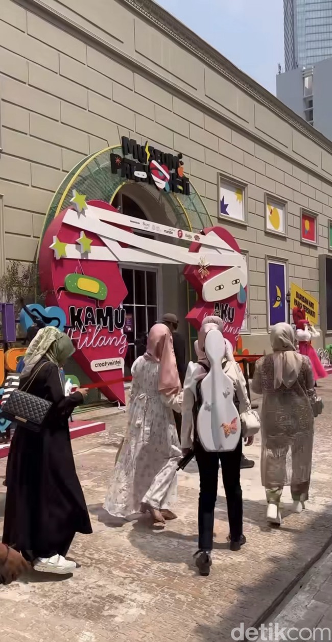 25 finalis Emeron Hijab Hunt 2023 berkunjung ke kantor detikcom untuk mengisi acara di Detik Pagi. Selain itu finalis Emeron Hijab Hunt juga seru-seruan di Museum Patah Hati pada Kamis (9/8/2023). Foto: Dok. @hijabhunt.