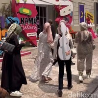 25 finalis Emeron Hijab Hunt 2023 berkunjung ke kantor detikcom untuk mengisi acara di Detik Pagi. Selain itu finalis Emeron Hijab Hunt juga seru-seruan di Museum Patah Hati pada Kamis (9/8/2023). Foto: Dok. @hijabhunt.