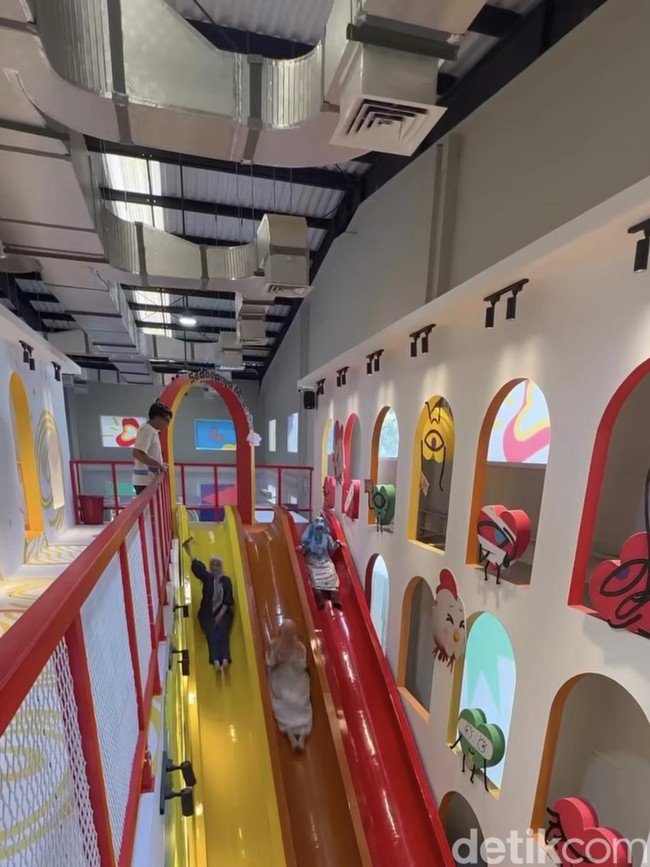 Ketika masuk, museum ini memiliki beberapa ruangan yang memiliki beragam tema. Uniknya, setiap ruangan mempunyai warna-warni mencolok yang mencerminkan keceriaan dan anti galau. Foto: Dok. @hijabhunt.