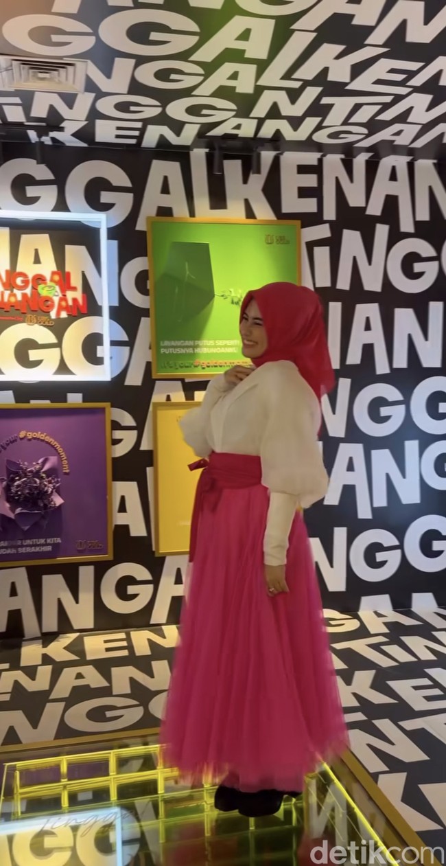 Masuk ke ruangan Bertepuk Sebelah Tangan, 25 finalis Emeron Hijab Hunt 2023 bisa berinteraksi dengan tombol kecocokan. 25 finalis Emeron Hijab Hunt 2023 bisa menekan tombol berkali-kali hingga lampu neon menyala.  Foto: Dok. @hijabhunt.