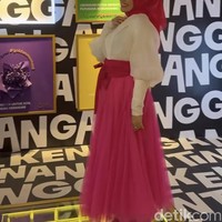 Masuk ke ruangan Bertepuk Sebelah Tangan, 25 finalis Emeron Hijab Hunt 2023 bisa berinteraksi dengan tombol kecocokan. 25 finalis Emeron Hijab Hunt 2023 bisa menekan tombol berkali-kali hingga lampu neon menyala.  Foto: Dok. @hijabhunt.