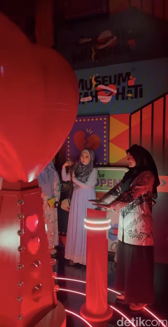 25 finalis Emeron Hijab Hunt 2023 juga mencoba di Ruangan Kenangan dan menuliskan isi hati terhadap mantan. Tulisan itu juga bida digantung di dinding untuk menjadi kenang-kenangan. Foto: Dok. @hijabhunt.