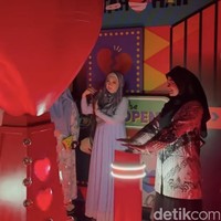 25 finalis Emeron Hijab Hunt 2023 juga mencoba di Ruangan Kenangan dan menuliskan isi hati terhadap mantan. Tulisan itu juga bida digantung di dinding untuk menjadi kenang-kenangan. Foto: Dok. @hijabhunt.