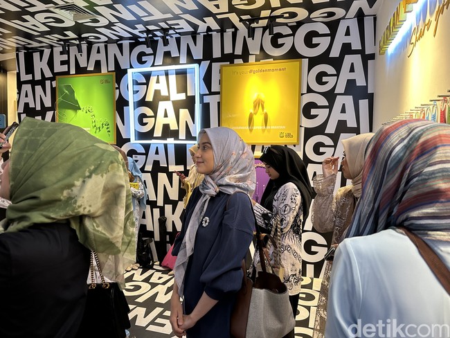 Dalam ruangan Sepanjang Jalan Kenangan, terdapat barang-barang peninggalan mantan yang lengkap dengan deskripsi cerita dari setiap barang. 25 finalis Emeron Hijab Hunt 2023 mencoba masuk sambil mengabadikan momen. Foto: Dok. @hijabhunt.