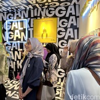 Dalam ruangan Sepanjang Jalan Kenangan, terdapat barang-barang peninggalan mantan yang lengkap dengan deskripsi cerita dari setiap barang. 25 finalis Emeron Hijab Hunt 2023 mencoba masuk sambil mengabadikan momen. Foto: Dok. @hijabhunt.