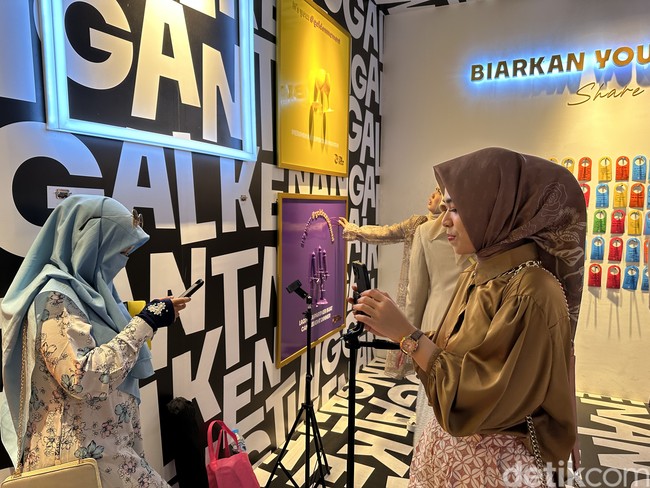 Museum Patah Hati ini cocok untuk 25 finalis Emeron Hijab Hunt 2023 yang ingin meluapkan emosi dan ekspresi agar bisa tampil maksimal saat final nanti pada 12 Agustus 2023. Terdapat sejumlah samsak yang dapat kamu pukul-pukul. Foto: Dok. @hijabhunt.