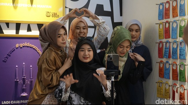 25 finalis Emeron Hijab Hunt 2023 mencoba keseruan di museum yang digagas oleh mahakaX yang bekerja sama dengan kreator Haluu. Mereka langsung kompak membuat konten selama berada di Museum Patah Hati. Foto: Dok. @hijabhunt.