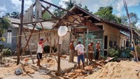 Kegiatan Pengentasan Kemiskinan Esktrem (PKE) di Provinsi Kalimantan Selatan yang menjadi salah satu Program Presiden Joko Widodo kini tengah dilaksanakan oleh Direktorat Jenderal Perumahan Kementerian PUPR. Hal tersebut dilaksanakan dengan menyalurkan Bantuan Stimulan Perumahan Swadaya (BSPS) atau bedah rumah untuk 625 rumah tidak layak huni di lima Kabupaten/ Kota di Kalimantan Selatan.