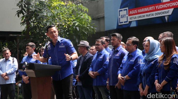 MA menolak Peninjauan Kembali (PK) yang diajukan KSP Moeldoko terkait kepengurusan DPP Partai Demokrat. AHY senang putusan MA itu terbit di hari ulang tahunnya.