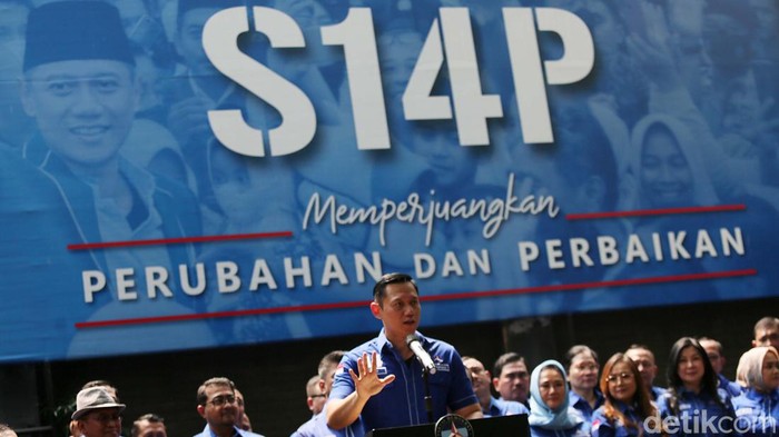 AHY Senang PK Moeldoko Ditolak MA di Hari Ultahnya MA menolak Peninjauan Kembali (PK) yang diajukan KSP Moeldoko terkait kepengurusan DPP Partai Demokrat. AHY senang putusan MA itu terbit di hari ulang tahunnya.
