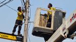 Aksi Petugas Tertibkan Kabel Semrawut di Menteng