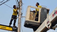 Dinas Bina Marga DKI Jakarta merelokasi 52 kabel optik udara milik 19 operator di tiga ruas jalan di wilayah Menteng, Jakarta Pusat.  