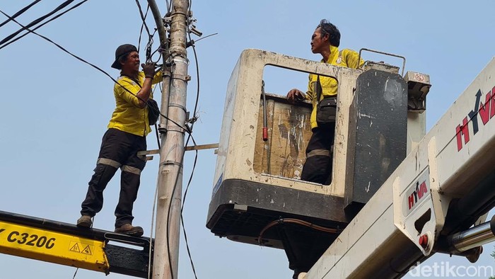 Aksi Petugas Tertibkan Kabel Semrawut di Menteng Petugas Dinas Bina Marga DKI Jakarta menata instalasi kabel yang semrawut di Jalan Yusuf Adiwinata, Menteng, Jakarta. Yuk lihat aksi mereka.