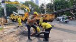 Aksi Petugas Tertibkan Kabel Semrawut di Menteng