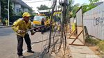 Aksi Petugas Tertibkan Kabel Semrawut di Menteng