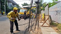 Heru memerintahkan Dinas Bina Marga melakukan operasi besar-besaran untuk menertibkan dan merapikan kabel-kabel optik.  