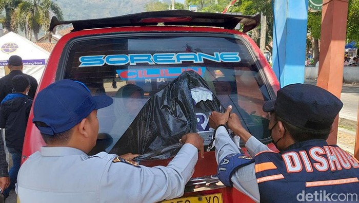 Anggota Dishub KBB Copot Paksa Stiker Caleg dan Kaca Film Pekat di Angkot