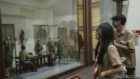 Sebanyak 48 siswa dan siswi ini mendatangi museum guna mempelajari sejarah RI.  