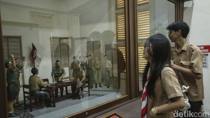 Puluhan pelajar mendatangi Gedung Joeang 45, Menteng, Jakarta, Jumat (11/8/2023).