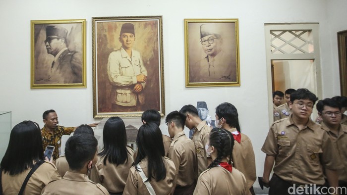 Puluhan pelajar mendatangi Gedung Joeang 45, Menteng, Jakarta, Jumat (11/8/2023).