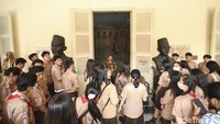 Menjelang HUT ke-78 RI ini para pelajar mempelajari sejarah langsung ke museum, biasanya mereka hanya mempelajarinya dari buku pelajaran.