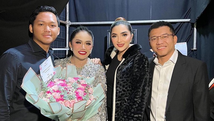 Ashanty dan Anang menemui KD di backstage.