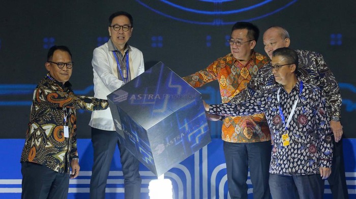 Astra Financial di GIIAS 2023 (Kiri-Kanan): Prijono Sugiarto (Presiden Komisaris Astra), Agusman (Kepala Eksekutif Pengawas Lembaga Pembiayaan, Perusahaan Modal Ventura, Lembaga Keuangan Mikro dan Lembaga Jasa Keuangan Lainnya merangkap Anggota Dewan Komisioner OJK), Ogi Prastomiyono (Kepala Eksekutif Pengawas Perasuransian, Penjaminan dan Dana Pensiun merangkap Anggota Dewan Komisioner OJK), Djony Bunarto Tjondro (Presiden Direktur Astra) dan Suparno Djasmin (Director-in-Charge Astra Financial) membuka secara resmi booth Astra Financial pada pameran otomotif GIIAS 2023 di ICE BSD pada Kamis (10/8/2023). Tahun ini Astra Financial kembali menjadi sponsor platinum GIIAS untuk kelima kalinya setelah tahun 2018, 2019, 2021, dan 2022.