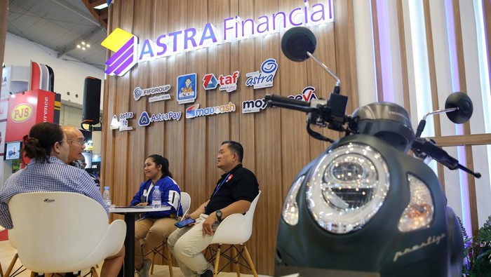 (Kiri-Kanan): Prijono Sugiarto (Presiden Komisaris Astra), Agusman (Kepala Eksekutif Pengawas Lembaga Pembiayaan, Perusahaan Modal Ventura, Lembaga Keuangan Mikro dan Lembaga Jasa Keuangan Lainnya merangkap Anggota Dewan Komisioner OJK), Ogi Prastomiyono (Kepala Eksekutif Pengawas Perasuransian, Penjaminan dan Dana Pensiun merangkap Anggota Dewan Komisioner OJK), Djony Bunarto Tjondro (Presiden Direktur Astra) dan Suparno Djasmin (Director-in-Charge Astra Financial) membuka secara resmi booth Astra Financial pada pameran otomotif GIIAS 2023 di ICE BSD pada Kamis (10/8/2023). Tahun ini Astra Financial kembali menjadi sponsor platinum GIIAS untuk kelima kalinya setelah tahun 2018, 2019, 2021, dan 2022.