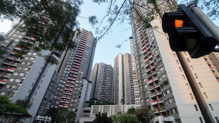 Balkon Apartemen di Jakarta Berhias Bendera Merah Putih Ratusan bendera Merah Putih terpasang di balkon Apartemen Taman Rasuna, Kompleks Episentrum, Jakarta, Kamis (10/8/2023). Pemasangan bendera di permukiman vertikal seperti apartemen itu merupakan bentuk partisipasi warga untuk memeriahkan peringatan HUT ke-78 Kemerdekaan RI. ANTARA FOTO/Indrianto Eko Suwarso/Spt.