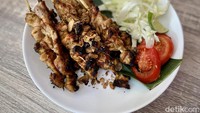Ada juga menu sate ayam los dol (Rp 49.000). Menu sate ini juga dilengkapi dengan kol dan tomat. Sate ayamnya ini tidak disajikan dengan bumbu kacang ataupun bumbu kecap. Foto: detikcom/Riska Fitria