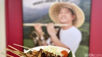Karena kegemarannya dengan daging kambing tersebut setiap bisnis kulinernya menawarkan olahan kambing. Bisnis kuliner sebelumnya pun menawarkan kambing guling untuk katering. Foto: detikcom/Riska Fitria
