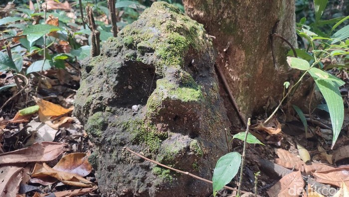 Batu Topeng di Situs Gunung Jaha Ciamis yang konon memiliki kekuatan magis.