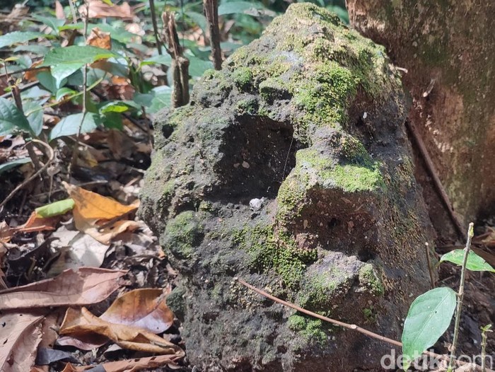 Batu Topeng di Situs Gunung Jaha Ciamis yang konon memiliki kekuatan magis.