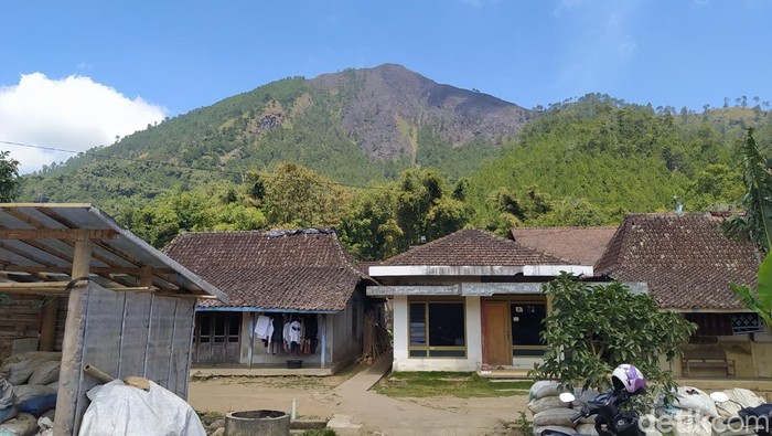 Bekas kebakaran hutan di Gunung Andong, dilihat dari Dusun Temu Kidul, Desa Jogoyasan, Kecamatan Ngablak, Magelang, Jumat (11/8/2023).