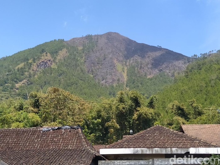 Bekas kebakaran hutan di Gunung Andong, dilihat dari Dusun Temu Kidul, Desa Jogoyasan, Kecamatan Ngablak, Magelang, Jumat (11/8/2023).