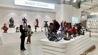 Statue 4 Heroes Gallery merupakan toko penjualan patung superhero dan sejumlah karakter film dan anime dengan konsep galeri.  