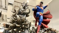 Tempat ini memiliki setidaknya 500 karakter superhero dan anime terkenal dalam bentuk patung (statue) atau pop culture.  
