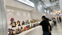 Pengunjung melihat patung-patung yang dijual di Statue 4 Heroes Gallery