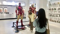Selain itu, di Statue 4 Heroes Gallery ini pengunjung diperbolehkan foto-foto dengan patung berbagai karakter superhero.  