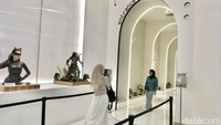 Tak hanya dengan patung, pengunjung juga dapat menemukan spot foto yang menarik, salah satunya di lorong pintu masuk Statue 4 Heroes Gallery.  