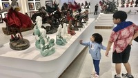 Pengunjung melihat-lihat koleksi Statue 4 Heroes Gallery.