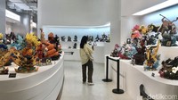 Pengunjung melihat tokoh-tokoh superhero di Statue 4 Heroes Gallery yang berlokasi di lantai 4 Lotte Mall, Kuningan, Jakarta, Jumat (11/8/2023).  