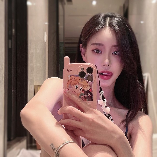 Dalam laporan terbaru yang dirilis Poong Today, Kim Si Won terungkap menjadi salah satu BJ berpendapatan termahal. Disebutkan bahwa baru-baru ini ia menerima saweran 7.226.023 balon pada bulan Juni lalu. Foto: Instagram Kim Si Won