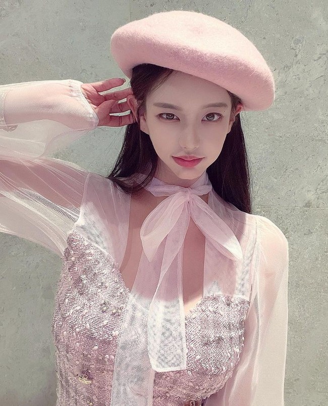 Kim Si Won memulai karier di industri hiburan ketika debut dalam grup GLAM pada 2012 dengan nama Dahee. Sayangnya girlband tersebut tidak terlalu populer atau bertahan lama. Tak hanya kurang beruntung sebagai idol KPop, Kim Si Won juga pernah berseteru dengan aktor kenamaan Lee Byung Hyun. Ketika itu, ia dituduh mengancam pemain Mr. Sunshine tersebut untuk membayar 5 juta won atau sekitar Rp 57 jutaan. Foto: Instagram Kim Si Won